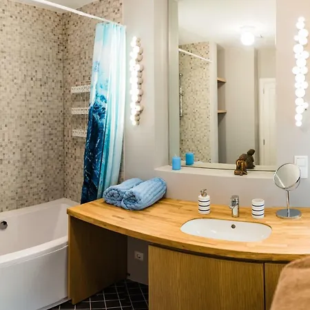 Modern In Center Апартаменты *